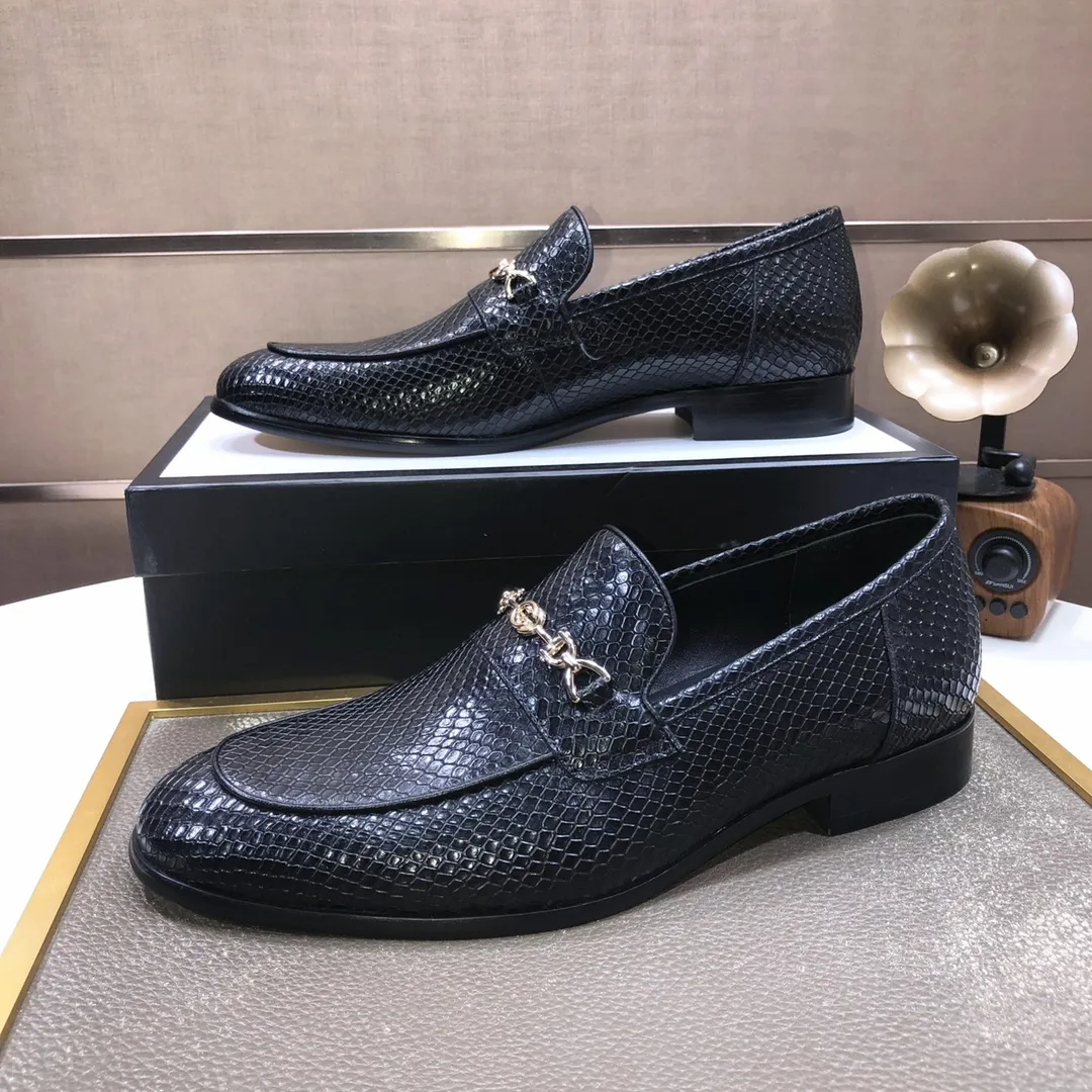 Men's shoes💰500💰Italy's top luxury men's shoe giant (GUCCI) (Gucci) (full cowhide lining) new arrival🍃Original European style🔰 Pleasant to the eye😍In order to make the shoes more durable and non-deformable🌀The production continues to follow traditional methods but there is still no lack of innovation💪Choose original sheepskin for the leather♻️ Smooth and natural And extra bright ⭐Made of imported cowhide, the first choice of rich people 38-45 (45 customized)